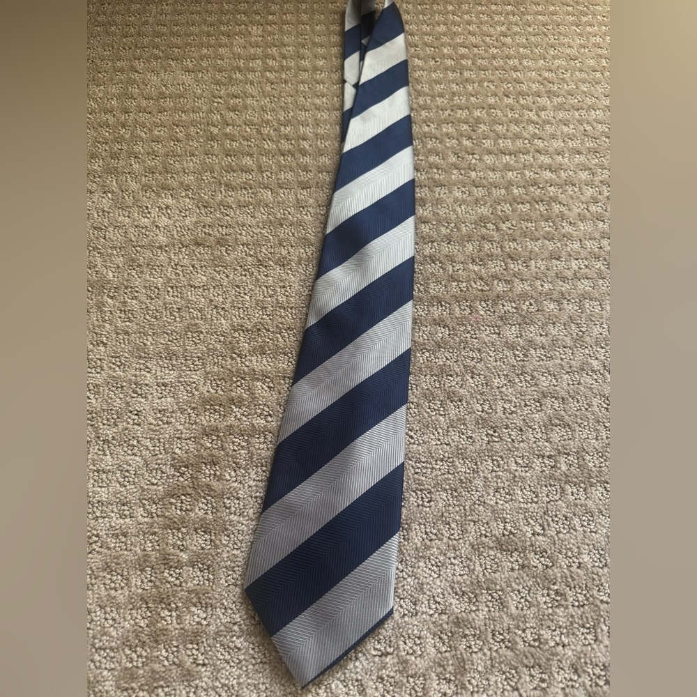 Hugo Boss 100% Silk Tie Navy Silver Diagonal Stripe - Picture 2 of 4